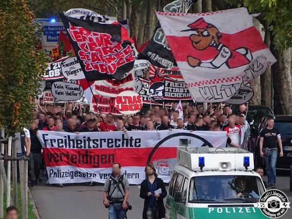 Die Ultras vom VfB bei der Demo in Stuttgart.<br />Bild: timo0711.blogspot.de”><figcaption>Die Ultras vom VfB bei der Demo in Stuttgart.<br />Bild: timo0711.blogspot.de</figcaption></figure>
<figure><img decoding=