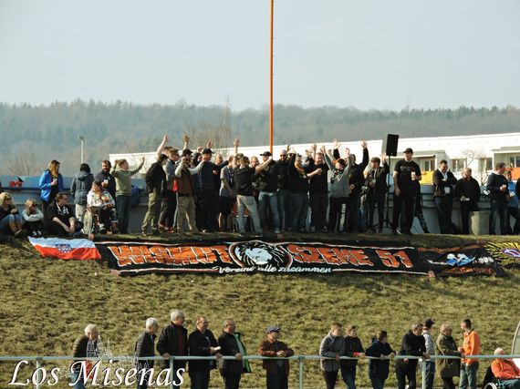 Die Wismutszene51 will zurück an den alten Standort der Ultras Gera, die aufgelöst wurden.<br />Bild: losmisenas.blogspot.de”><figcaption>Die Wismutszene51 will zurück an den alten Standort der Ultras Gera, die aufgelöst wurden.<br />Bild: losmisenas.blogspot.de</figcaption></figure>
                </div>
                
                <!-- YouTube (Meta-Feld) -->
                
            </div>
        </article>

                <script>
        (function() {
            var root = document.querySelector('.ff-single-news-gallery');
            if (!root) return;
            var slides = root.querySelectorAll('.ff-single-news-gallery-slide');
            var dots = root.querySelectorAll('.ff-single-news-gallery-dot');
            var prev = root.querySelector('.ff-single-news-gallery-prev');
            var next = root.querySelector('.ff-single-news-gallery-next');
            var n = slides.length;
            if (n < 2) return;
            var i = 0;
            function closeAllImgInfo() {
                root.querySelectorAll('.ff-fv-img-info-host.is-info-open').forEach(function(host) {
                    host.classList.remove('is-info-open');
                    var b = host.querySelector('.ff-fv-img-info-btn');
                    var p = host.querySelector('.ff-fv-img-info-panel');
                    if (b) b.setAttribute('aria-expanded', 'false');
                    if (p) p.setAttribute('aria-hidden', 'true');
                });
            }
            function show(idx) {
                closeAllImgInfo();
                i = ((idx % n) + n) % n;
                for (var s = 0; s < n; s++) {
                    if (s === i) slides[s].removeAttribute('hidden'); else slides[s].setAttribute('hidden', '');
                }
                for (var s = 0; s < dots.length; s++) {
                    dots[s].classList.toggle('is-active', s === i);
                    dots[s].setAttribute('aria-selected', s === i ? 'true' : 'false');
                }
            }
            if (prev) prev.addEventListener('click', function() { show(i - 1); });
            if (next) next.addEventListener('click', function() { show(i + 1); });
            for (var d = 0; d < dots.length; d++) {
                (function(di) { dots[di].addEventListener('click', function() { show(di); }); })(d);
            }
        })();
        </script>
        
        <!-- Kommentare -->
                <section class=