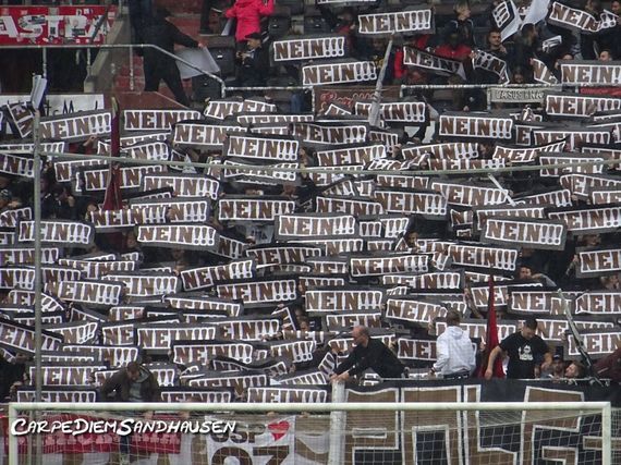 Mit diesen Zetteln wurde gegen Sandhausen im Millerntor gegen die Verschärfung des Polizeigesetzes protestiert und gestern gegen Innensenator Grote.<br />Bild: carpediemsandhausen.de”><figcaption>Mit diesen Zetteln wurde gegen Sandhausen im Millerntor gegen die Verschärfung des Polizeigesetzes protestiert und gestern gegen Innensenator Grote.<br />Bild: carpediemsandhausen.de</figcaption></figure>
                </div>
                
                <!-- YouTube (Meta-Feld) -->
                
            </div>
        </article>

                <script>
        (function() {
            var root = document.querySelector('.ff-single-news-gallery');
            if (!root) return;
            var slides = root.querySelectorAll('.ff-single-news-gallery-slide');
            var dots = root.querySelectorAll('.ff-single-news-gallery-dot');
            var prev = root.querySelector('.ff-single-news-gallery-prev');
            var next = root.querySelector('.ff-single-news-gallery-next');
            var n = slides.length;
            if (n < 2) return;
            var i = 0;
            function closeAllImgInfo() {
                root.querySelectorAll('.ff-fv-img-info-host.is-info-open').forEach(function(host) {
                    host.classList.remove('is-info-open');
                    var b = host.querySelector('.ff-fv-img-info-btn');
                    var p = host.querySelector('.ff-fv-img-info-panel');
                    if (b) b.setAttribute('aria-expanded', 'false');
                    if (p) p.setAttribute('aria-hidden', 'true');
                });
            }
            function show(idx) {
                closeAllImgInfo();
                i = ((idx % n) + n) % n;
                for (var s = 0; s < n; s++) {
                    if (s === i) slides[s].removeAttribute('hidden'); else slides[s].setAttribute('hidden', '');
                }
                for (var s = 0; s < dots.length; s++) {
                    dots[s].classList.toggle('is-active', s === i);
                    dots[s].setAttribute('aria-selected', s === i ? 'true' : 'false');
                }
            }
            if (prev) prev.addEventListener('click', function() { show(i - 1); });
            if (next) next.addEventListener('click', function() { show(i + 1); });
            for (var d = 0; d < dots.length; d++) {
                (function(di) { dots[di].addEventListener('click', function() { show(di); }); })(d);
            }
        })();
        </script>
        
        <!-- Kommentare -->
                <section class=