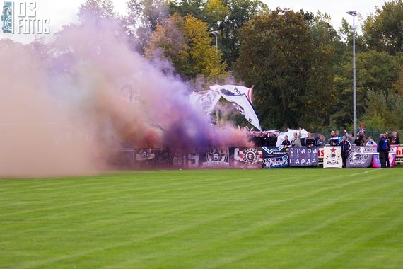 Das Intro der Gästefans mit buntem Rauch.<br />Bild: 03fotos.de”><figcaption>Das Intro der Gästefans mit buntem Rauch.<br />Bild: 03fotos.de</figcaption></figure>
<figure><img decoding=