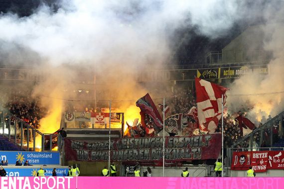 Die Pyroshow im Gästeblock.<br />Bild: www.der-betze-brennt.de”><figcaption>Die Pyroshow im Gästeblock.<br />Bild: www.der-betze-brennt.de</figcaption></figure>
<figure><img decoding=