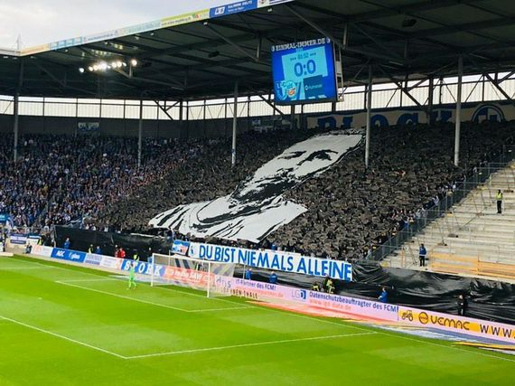 Die Gedenkchoreografie für FCM-Fan Hannes.<br />Bild: matze_1504″><figcaption>Die Gedenkchoreografie für FCM-Fan Hannes.<br />Bild: matze_1504</figcaption></figure>
<figure><img decoding=