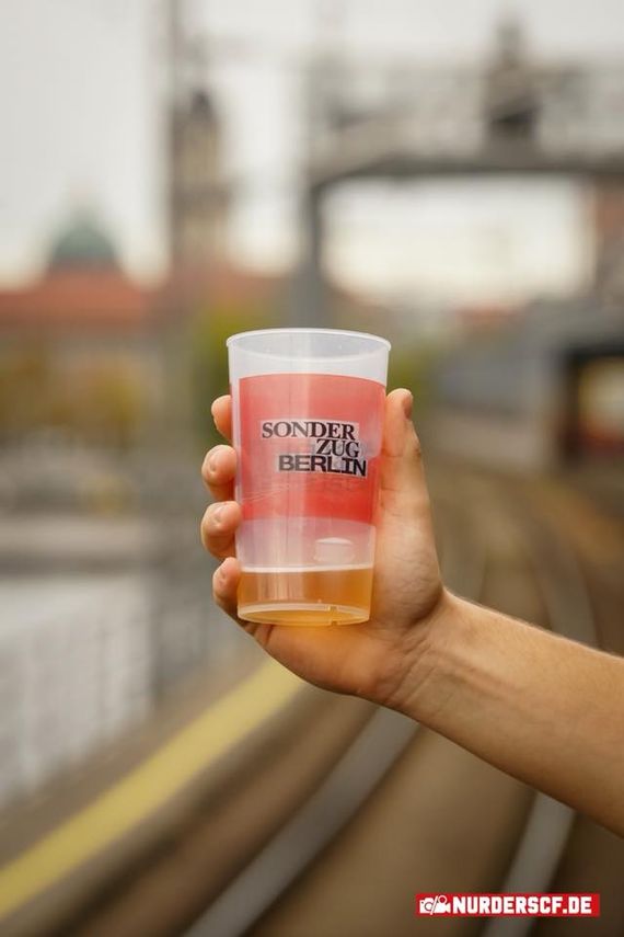 Hunderte SC Freiburg-Fans reisten mit einem selbstverwalteten Sonderzug nach Berlin.<br />Bild: nur-der-scf.de”><figcaption>Hunderte SC Freiburg-Fans reisten mit einem selbstverwalteten Sonderzug nach Berlin.<br />Bild: nur-der-scf.de</figcaption></figure>
<figure><img decoding=