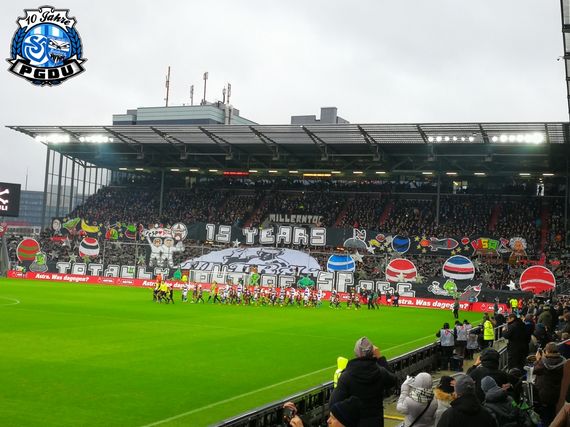 Bei der Choreografie zu 15 Jahren Ultrà Sankt Pauli wurde auch die Freundschaft zu Sampdoria gewürdigt, in dem ein Planet in den Sampdoria-Farben bemalt wurde.<br />Bild: PGDU.de”><figcaption>Bei der Choreografie zu 15 Jahren Ultrà Sankt Pauli wurde auch die Freundschaft zu Sampdoria gewürdigt, in dem ein Planet in den Sampdoria-Farben bemalt wurde.<br />Bild: PGDU.de</figcaption></figure>
                </div>
                
                <!-- YouTube (Meta-Feld) -->
                
            </div>
        </article>

                <script>
        (function() {
            var root = document.querySelector('.ff-single-news-gallery');
            if (!root) return;
            var slides = root.querySelectorAll('.ff-single-news-gallery-slide');
            var dots = root.querySelectorAll('.ff-single-news-gallery-dot');
            var prev = root.querySelector('.ff-single-news-gallery-prev');
            var next = root.querySelector('.ff-single-news-gallery-next');
            var n = slides.length;
            if (n < 2) return;
            var i = 0;
            function closeAllImgInfo() {
                root.querySelectorAll('.ff-fv-img-info-host.is-info-open').forEach(function(host) {
                    host.classList.remove('is-info-open');
                    var b = host.querySelector('.ff-fv-img-info-btn');
                    var p = host.querySelector('.ff-fv-img-info-panel');
                    if (b) b.setAttribute('aria-expanded', 'false');
                    if (p) p.setAttribute('aria-hidden', 'true');
                });
            }
            function show(idx) {
                closeAllImgInfo();
                i = ((idx % n) + n) % n;
                for (var s = 0; s < n; s++) {
                    if (s === i) slides[s].removeAttribute('hidden'); else slides[s].setAttribute('hidden', '');
                }
                for (var s = 0; s < dots.length; s++) {
                    dots[s].classList.toggle('is-active', s === i);
                    dots[s].setAttribute('aria-selected', s === i ? 'true' : 'false');
                }
            }
            if (prev) prev.addEventListener('click', function() { show(i - 1); });
            if (next) next.addEventListener('click', function() { show(i + 1); });
            for (var d = 0; d < dots.length; d++) {
                (function(di) { dots[di].addEventListener('click', function() { show(di); }); })(d);
            }
        })();
        </script>
        
        <!-- Kommentare -->
                <section class=