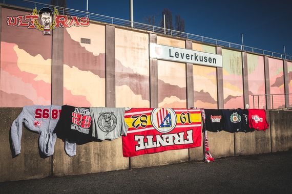 Ultras von Bayer 04 Leverkusen klauten eine Frente-Fahne.<br />Bild: Ultras-Leverkusen.de”><figcaption>Ultras von Bayer 04 Leverkusen klauten eine Frente-Fahne.<br />Bild: Ultras-Leverkusen.de</figcaption></figure>
<figure><img decoding=