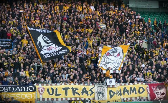 Dynamo-Fans am Freitagabend in Fürth.<br />Bild: jokersradeberg.de”><figcaption>Dynamo-Fans am Freitagabend in Fürth.<br />Bild: jokersradeberg.de</figcaption></figure>
<figure><img decoding=