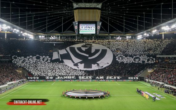 Die Choreografie zu 20 Jahren Droogs.<br />Bild: Eintracht-Online.net”><figcaption>Die Choreografie zu 20 Jahren Droogs.<br />Bild: Eintracht-Online.net</figcaption></figure>
<figure><img decoding=