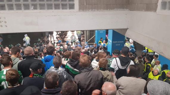 Polizisten machten den Gästeblock dicht und die Gästefans durften nur in Gruppen von 200 Leuten raus. Bild: facebook.com/pugbowler