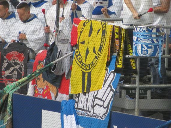 Material der Desperados in der Nordkurve.<br />Bild: Susanneblondundblau”><figcaption>Material der Desperados in der Nordkurve.<br />Bild: Susanneblondundblau</figcaption></figure>
<figure><img decoding=