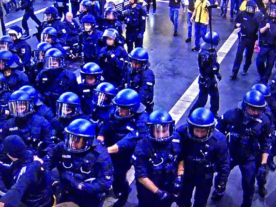 Der Polizeieinsatz gestern im Dortmunder Hauptbahnhof.<br />Bild: Bundespolizei”><figcaption>Der Polizeieinsatz gestern im Dortmunder Hauptbahnhof.<br />Bild: Bundespolizei</figcaption></figure>
                </div>
                
                <!-- YouTube (Meta-Feld) -->
                
            </div>
        </article>

                <script>
        (function() {
            var root = document.querySelector('.ff-single-news-gallery');
            if (!root) return;
            var slides = root.querySelectorAll('.ff-single-news-gallery-slide');
            var dots = root.querySelectorAll('.ff-single-news-gallery-dot');
            var prev = root.querySelector('.ff-single-news-gallery-prev');
            var next = root.querySelector('.ff-single-news-gallery-next');
            var n = slides.length;
            if (n < 2) return;
            var i = 0;
            function closeAllImgInfo() {
                root.querySelectorAll('.ff-fv-img-info-host.is-info-open').forEach(function(host) {
                    host.classList.remove('is-info-open');
                    var b = host.querySelector('.ff-fv-img-info-btn');
                    var p = host.querySelector('.ff-fv-img-info-panel');
                    if (b) b.setAttribute('aria-expanded', 'false');
                    if (p) p.setAttribute('aria-hidden', 'true');
                });
            }
            function show(idx) {
                closeAllImgInfo();
                i = ((idx % n) + n) % n;
                for (var s = 0; s < n; s++) {
                    if (s === i) slides[s].removeAttribute('hidden'); else slides[s].setAttribute('hidden', '');
                }
                for (var s = 0; s < dots.length; s++) {
                    dots[s].classList.toggle('is-active', s === i);
                    dots[s].setAttribute('aria-selected', s === i ? 'true' : 'false');
                }
            }
            if (prev) prev.addEventListener('click', function() { show(i - 1); });
            if (next) next.addEventListener('click', function() { show(i + 1); });
            for (var d = 0; d < dots.length; d++) {
                (function(di) { dots[di].addEventListener('click', function() { show(di); }); })(d);
            }
        })();
        </script>
        
        <!-- Kommentare -->
                <section class=