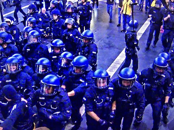 Im Dortmunder Hauptbahnhof kam es am Samstagabend zu einem umstrittenen Polizeieinsatz.<br />Bild: Bundespolizei”><figcaption>Im Dortmunder Hauptbahnhof kam es am Samstagabend zu einem umstrittenen Polizeieinsatz.<br />Bild: Bundespolizei</figcaption></figure>
                </div>
                
                <!-- YouTube (Meta-Feld) -->
                
            </div>
        </article>

                <script>
        (function() {
            var root = document.querySelector('.ff-single-news-gallery');
            if (!root) return;
            var slides = root.querySelectorAll('.ff-single-news-gallery-slide');
            var dots = root.querySelectorAll('.ff-single-news-gallery-dot');
            var prev = root.querySelector('.ff-single-news-gallery-prev');
            var next = root.querySelector('.ff-single-news-gallery-next');
            var n = slides.length;
            if (n < 2) return;
            var i = 0;
            function closeAllImgInfo() {
                root.querySelectorAll('.ff-fv-img-info-host.is-info-open').forEach(function(host) {
                    host.classList.remove('is-info-open');
                    var b = host.querySelector('.ff-fv-img-info-btn');
                    var p = host.querySelector('.ff-fv-img-info-panel');
                    if (b) b.setAttribute('aria-expanded', 'false');
                    if (p) p.setAttribute('aria-hidden', 'true');
                });
            }
            function show(idx) {
                closeAllImgInfo();
                i = ((idx % n) + n) % n;
                for (var s = 0; s < n; s++) {
                    if (s === i) slides[s].removeAttribute('hidden'); else slides[s].setAttribute('hidden', '');
                }
                for (var s = 0; s < dots.length; s++) {
                    dots[s].classList.toggle('is-active', s === i);
                    dots[s].setAttribute('aria-selected', s === i ? 'true' : 'false');
                }
            }
            if (prev) prev.addEventListener('click', function() { show(i - 1); });
            if (next) next.addEventListener('click', function() { show(i + 1); });
            for (var d = 0; d < dots.length; d++) {
                (function(di) { dots[di].addEventListener('click', function() { show(di); }); })(d);
            }
        })();
        </script>
        
        <!-- Kommentare -->
                <section class=