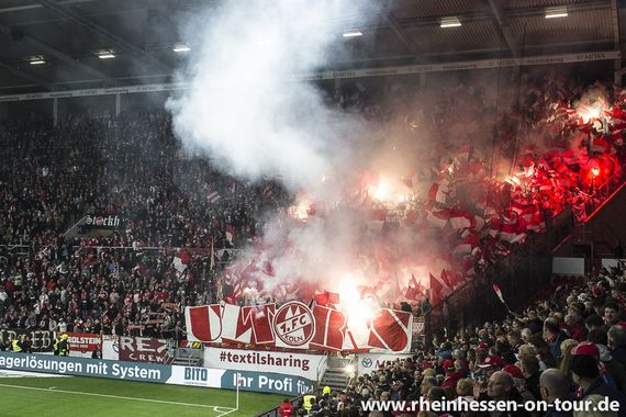 Das mit Pyrotechnik untermalte Fahnenmeer vor Anpfiff.<br />Bild: rheinhessen-on-tour.de”><figcaption>Das mit Pyrotechnik untermalte Fahnenmeer vor Anpfiff.<br />Bild: rheinhessen-on-tour.de</figcaption></figure>
<figure><img decoding=
