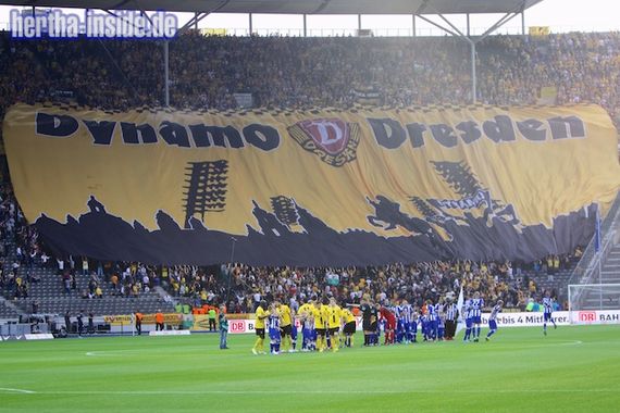 Dynamo-Fans im Jahr 2012 im Berliner Olympiastadion.<br />Bild: Hertha-Inside.de”><figcaption>Dynamo-Fans im Jahr 2012 im Berliner Olympiastadion.<br />Bild: Hertha-Inside.de</figcaption></figure>
                </div>
                
                <!-- YouTube (Meta-Feld) -->
                
            </div>
        </article>

                <script>
        (function() {
            var root = document.querySelector('.ff-single-news-gallery');
            if (!root) return;
            var slides = root.querySelectorAll('.ff-single-news-gallery-slide');
            var dots = root.querySelectorAll('.ff-single-news-gallery-dot');
            var prev = root.querySelector('.ff-single-news-gallery-prev');
            var next = root.querySelector('.ff-single-news-gallery-next');
            var n = slides.length;
            if (n < 2) return;
            var i = 0;
            function closeAllImgInfo() {
                root.querySelectorAll('.ff-fv-img-info-host.is-info-open').forEach(function(host) {
                    host.classList.remove('is-info-open');
                    var b = host.querySelector('.ff-fv-img-info-btn');
                    var p = host.querySelector('.ff-fv-img-info-panel');
                    if (b) b.setAttribute('aria-expanded', 'false');
                    if (p) p.setAttribute('aria-hidden', 'true');
                });
            }
            function show(idx) {
                closeAllImgInfo();
                i = ((idx % n) + n) % n;
                for (var s = 0; s < n; s++) {
                    if (s === i) slides[s].removeAttribute('hidden'); else slides[s].setAttribute('hidden', '');
                }
                for (var s = 0; s < dots.length; s++) {
                    dots[s].classList.toggle('is-active', s === i);
                    dots[s].setAttribute('aria-selected', s === i ? 'true' : 'false');
                }
            }
            if (prev) prev.addEventListener('click', function() { show(i - 1); });
            if (next) next.addEventListener('click', function() { show(i + 1); });
            for (var d = 0; d < dots.length; d++) {
                (function(di) { dots[di].addEventListener('click', function() { show(di); }); })(d);
            }
        })();
        </script>
        
        <!-- Kommentare -->
                <section class=