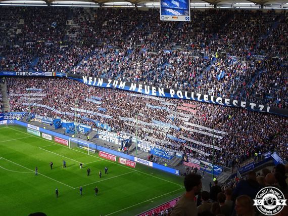 Zahlreiche Spruchbänder in der Nordkurve gegen ein verschärftes Polizeigesetz in Hamburg.<br />Bild: timo0711.blogspot.de”><figcaption>Zahlreiche Spruchbänder in der Nordkurve gegen ein verschärftes Polizeigesetz in Hamburg.<br />Bild: timo0711.blogspot.de</figcaption></figure>
<figure><img decoding=