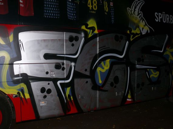 Das FCS-Graffiti auf dem Kölner Teambus.<br />Bild: Polizei Saarland”><figcaption>Das FCS-Graffiti auf dem Kölner Teambus.<br />Bild: Polizei Saarland</figcaption></figure>
<figure><img decoding=