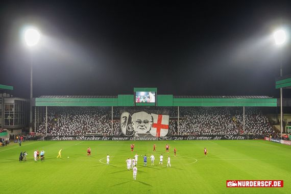 Die Choreografie in Gedenken an Achim Stocker, der vor zehn Jahren verstarb.<br />Bild: nur-der-scf.de”><figcaption>Die Choreografie in Gedenken an Achim Stocker, der vor zehn Jahren verstarb.<br />Bild: nur-der-scf.de</figcaption></figure>
<figure><img decoding=