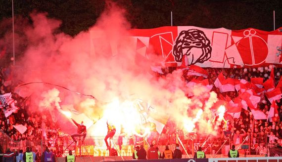 Die Pyroshow der mitgereisten Fans aus der Domstadt.<br />Bild: Fußball-News Saarland”><figcaption>Die Pyroshow der mitgereisten Fans aus der Domstadt.<br />Bild: Fußball-News Saarland</figcaption></figure>
<figure><img decoding=
