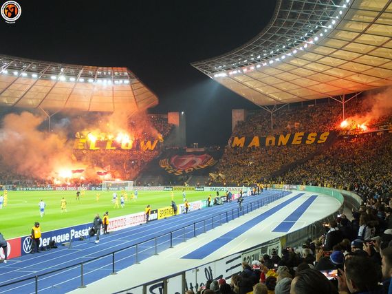 Die Pyroaktion der Dynamo-Fans in der Marathontor-Kurve.<br />Bild: Unterwegs in Sachen Fussball – www.uisf.de”><figcaption>Die Pyroaktion der Dynamo-Fans in der Marathontor-Kurve.<br />Bild: Unterwegs in Sachen Fussball – www.uisf.de</figcaption></figure>
<figure><img decoding=