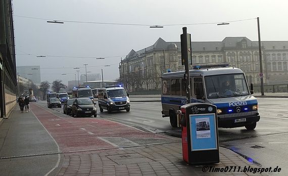 Die Polizei Hamburg gab heute bekannt, dass ein Polizist am Mittwochabend vor dem DFB-Pokalspiel zwischen dem FC St. Pauli und Eintracht Frankfurt einen Warnschuss abgab.<br />Symbolbild: timo0711.blogspot.de”><figcaption>Die Polizei Hamburg gab heute bekannt, dass ein Polizist am Mittwochabend vor dem DFB-Pokalspiel zwischen dem FC St. Pauli und Eintracht Frankfurt einen Warnschuss abgab.<br />Symbolbild: timo0711.blogspot.de</figcaption></figure>
                </div>
                
                <!-- YouTube (Meta-Feld) -->
                
            </div>
        </article>

                <script>
        (function() {
            var root = document.querySelector('.ff-single-news-gallery');
            if (!root) return;
            var slides = root.querySelectorAll('.ff-single-news-gallery-slide');
            var dots = root.querySelectorAll('.ff-single-news-gallery-dot');
            var prev = root.querySelector('.ff-single-news-gallery-prev');
            var next = root.querySelector('.ff-single-news-gallery-next');
            var n = slides.length;
            if (n < 2) return;
            var i = 0;
            function closeAllImgInfo() {
                root.querySelectorAll('.ff-fv-img-info-host.is-info-open').forEach(function(host) {
                    host.classList.remove('is-info-open');
                    var b = host.querySelector('.ff-fv-img-info-btn');
                    var p = host.querySelector('.ff-fv-img-info-panel');
                    if (b) b.setAttribute('aria-expanded', 'false');
                    if (p) p.setAttribute('aria-hidden', 'true');
                });
            }
            function show(idx) {
                closeAllImgInfo();
                i = ((idx % n) + n) % n;
                for (var s = 0; s < n; s++) {
                    if (s === i) slides[s].removeAttribute('hidden'); else slides[s].setAttribute('hidden', '');
                }
                for (var s = 0; s < dots.length; s++) {
                    dots[s].classList.toggle('is-active', s === i);
                    dots[s].setAttribute('aria-selected', s === i ? 'true' : 'false');
                }
            }
            if (prev) prev.addEventListener('click', function() { show(i - 1); });
            if (next) next.addEventListener('click', function() { show(i + 1); });
            for (var d = 0; d < dots.length; d++) {
                (function(di) { dots[di].addEventListener('click', function() { show(di); }); })(d);
            }
        })();
        </script>
        
        <!-- Kommentare -->
                <section class=