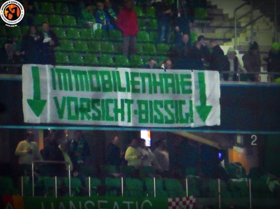 Dieses Protestbanner hing wieder über der Wohninvest-Loge.<br />Bild: Unterwegs in Sachen Fussball – www.uisf.de”><figcaption>Dieses Protestbanner hing wieder über der Wohninvest-Loge.<br />Bild: Unterwegs in Sachen Fussball – www.uisf.de</figcaption></figure>
<figure><img decoding=