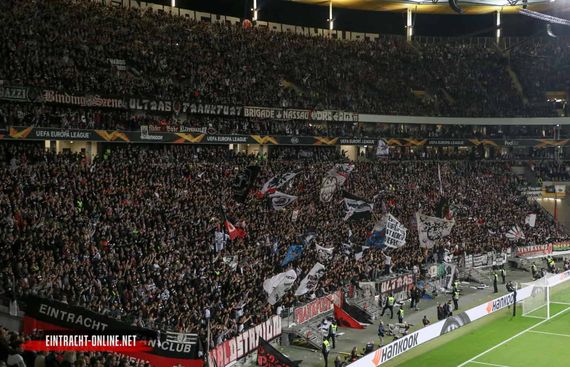 Zu Beginn der Saison 2023/2024 sollen die neuen Stehplätze für Eintracht Frankfurt-Fans im Oberrang der Nordwestkurve des Waldstadions fertig sein.<br />Bild: Eintracht-Online.net”><figcaption>Zu Beginn der Saison 2023/2024 sollen die neuen Stehplätze für Eintracht Frankfurt-Fans im Oberrang der Nordwestkurve des Waldstadions fertig sein.<br />Bild: Eintracht-Online.net</figcaption></figure>
                </div>
                
                <!-- YouTube (Meta-Feld) -->
                
            </div>
        </article>

                <script>
        (function() {
            var root = document.querySelector('.ff-single-news-gallery');
            if (!root) return;
            var slides = root.querySelectorAll('.ff-single-news-gallery-slide');
            var dots = root.querySelectorAll('.ff-single-news-gallery-dot');
            var prev = root.querySelector('.ff-single-news-gallery-prev');
            var next = root.querySelector('.ff-single-news-gallery-next');
            var n = slides.length;
            if (n < 2) return;
            var i = 0;
            function closeAllImgInfo() {
                root.querySelectorAll('.ff-fv-img-info-host.is-info-open').forEach(function(host) {
                    host.classList.remove('is-info-open');
                    var b = host.querySelector('.ff-fv-img-info-btn');
                    var p = host.querySelector('.ff-fv-img-info-panel');
                    if (b) b.setAttribute('aria-expanded', 'false');
                    if (p) p.setAttribute('aria-hidden', 'true');
                });
            }
            function show(idx) {
                closeAllImgInfo();
                i = ((idx % n) + n) % n;
                for (var s = 0; s < n; s++) {
                    if (s === i) slides[s].removeAttribute('hidden'); else slides[s].setAttribute('hidden', '');
                }
                for (var s = 0; s < dots.length; s++) {
                    dots[s].classList.toggle('is-active', s === i);
                    dots[s].setAttribute('aria-selected', s === i ? 'true' : 'false');
                }
            }
            if (prev) prev.addEventListener('click', function() { show(i - 1); });
            if (next) next.addEventListener('click', function() { show(i + 1); });
            for (var d = 0; d < dots.length; d++) {
                (function(di) { dots[di].addEventListener('click', function() { show(di); }); })(d);
            }
        })();
        </script>
        
        <!-- Kommentare -->
                <section class=