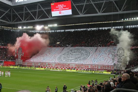 Die Choreografie der Fortuna Düsseldorf-Fans.<br />Bild: privat”><figcaption>Die Choreografie der Fortuna Düsseldorf-Fans.<br />Bild: privat</figcaption></figure>
<figure><img decoding=