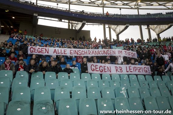 Botschaft der Mainz 05-Fans am Samstag im Gästeblock des Zentralstadions.<br />Bild: rheinhessen-on-tour.de”><figcaption>Botschaft der Mainz 05-Fans am Samstag im Gästeblock des Zentralstadions.<br />Bild: rheinhessen-on-tour.de</figcaption></figure>
<figure><img decoding=
