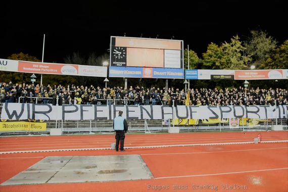 Ein Spruchband mit diesem Wortlaut wurde von beiden Fanlagern gezeigt.<br />Bild: Fuppes muss dreckig bleiben”><figcaption>Ein Spruchband mit diesem Wortlaut wurde von beiden Fanlagern gezeigt.<br />Bild: Fuppes muss dreckig bleiben</figcaption></figure>
<figure><img decoding=