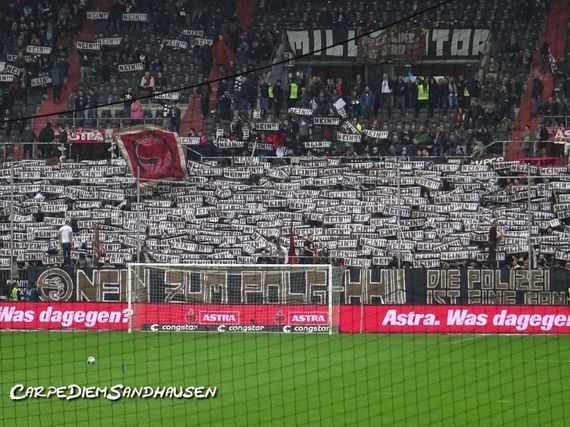 Protestaktion der FC St. Pauli-Fans beim Heimspiel gegen Sandhausen.<br />Bild: carpediemsandhausen.de”><figcaption>Protestaktion der FC St. Pauli-Fans beim Heimspiel gegen Sandhausen.<br />Bild: carpediemsandhausen.de</figcaption></figure>
<figure><img decoding=