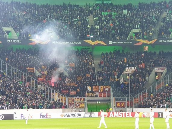 Beim Einlaufen der Mannschaften hingen die Zaunfahnen der AS Rom-Fans noch. Wenige Minuten später wurden sie abgehangen.<br />Bild: facebook.com/pugbowler”><figcaption>Beim Einlaufen der Mannschaften hingen die Zaunfahnen der AS Rom-Fans noch. Wenige Minuten später wurden sie abgehangen.<br />Bild: facebook.com/pugbowler</figcaption></figure>
<figure><img decoding=