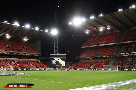 Der Gästeblock in Lüttich blieb gestern wegen einer UEFA-Strafe geschlossen. Trotz Verbotsverfügung der Stadt schafften es vereinzelt trotzdem Ultras der SGE ins Stadion und in die Stadt.<br />Bild: Eintracht-Online.net“><figcaption>Der Gästeblock in Lüttich blieb gestern wegen einer UEFA-Strafe geschlossen. Trotz Verbotsverfügung der Stadt schafften es vereinzelt trotzdem Ultras der SGE ins Stadion und in die Stadt.<br />Bild: Eintracht-Online.net</figcaption></figure>
<figure><img decoding=
