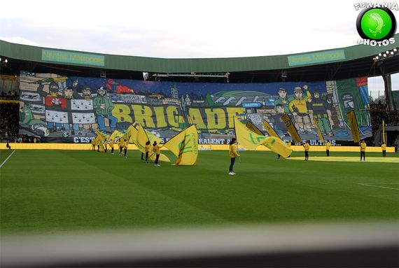 Die dritte Teil der ersten Choreografie zu 20 Jahren Brigade Loire.<br />Bild: furania-photos.fr“><figcaption>Die dritte Teil der ersten Choreografie zu 20 Jahren Brigade Loire.<br />Bild: furania-photos.fr</figcaption></figure>
<figure><img decoding=