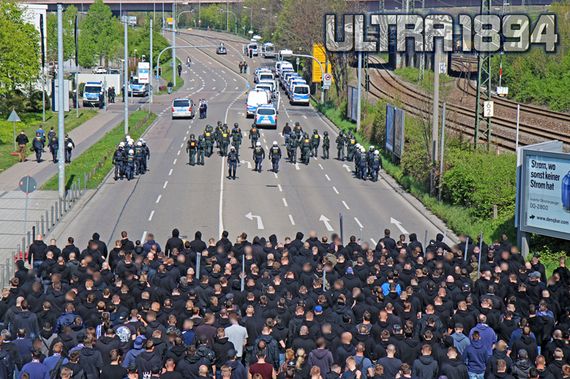 KSC-Fans beim letzten Derby in Stuttgart.<br />Bild: ULTRA1894.de”><figcaption>KSC-Fans beim letzten Derby in Stuttgart.<br />Bild: ULTRA1894.de</figcaption></figure>
<figure><img decoding=