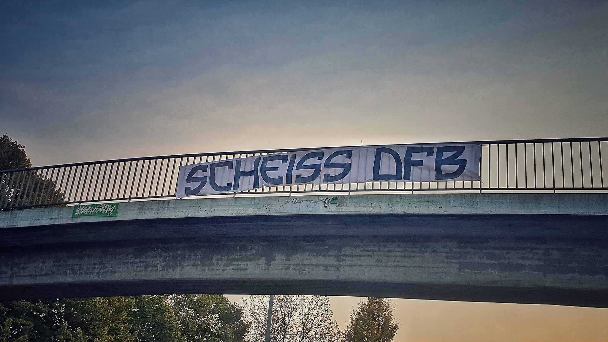 Klare Botschaft von Mönchengladbacher Ultras in Richtung des Verbandes.<br />Bild: facebook.com/pugbowler”><figcaption>Klare Botschaft von Mönchengladbacher Ultras in Richtung des Verbandes.<br />Bild: facebook.com/pugbowler</figcaption></figure>
                </div>
                
                <!-- YouTube (Meta-Feld) -->
                
            </div>
        </article>

                <script>
        (function() {
            var root = document.querySelector('.ff-single-news-gallery');
            if (!root) return;
            var slides = root.querySelectorAll('.ff-single-news-gallery-slide');
            var dots = root.querySelectorAll('.ff-single-news-gallery-dot');
            var prev = root.querySelector('.ff-single-news-gallery-prev');
            var next = root.querySelector('.ff-single-news-gallery-next');
            var n = slides.length;
            if (n < 2) return;
            var i = 0;
            function closeAllImgInfo() {
                root.querySelectorAll('.ff-fv-img-info-host.is-info-open').forEach(function(host) {
                    host.classList.remove('is-info-open');
                    var b = host.querySelector('.ff-fv-img-info-btn');
                    var p = host.querySelector('.ff-fv-img-info-panel');
                    if (b) b.setAttribute('aria-expanded', 'false');
                    if (p) p.setAttribute('aria-hidden', 'true');
                });
            }
            function show(idx) {
                closeAllImgInfo();
                i = ((idx % n) + n) % n;
                for (var s = 0; s < n; s++) {
                    if (s === i) slides[s].removeAttribute('hidden'); else slides[s].setAttribute('hidden', '');
                }
                for (var s = 0; s < dots.length; s++) {
                    dots[s].classList.toggle('is-active', s === i);
                    dots[s].setAttribute('aria-selected', s === i ? 'true' : 'false');
                }
            }
            if (prev) prev.addEventListener('click', function() { show(i - 1); });
            if (next) next.addEventListener('click', function() { show(i + 1); });
            for (var d = 0; d < dots.length; d++) {
                (function(di) { dots[di].addEventListener('click', function() { show(di); }); })(d);
            }
        })();
        </script>
        
        <!-- Kommentare -->
                <section class=