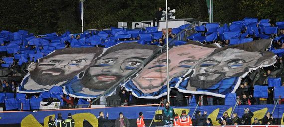 Choreografie der Virage Est beim Pokalspiel gegen den 1. FC Köln.<br />Bild: Fußball-News Saarland”><figcaption>Choreografie der Virage Est beim Pokalspiel gegen den 1. FC Köln.<br />Bild: Fußball-News Saarland</figcaption></figure>
                </div>
                
                <!-- YouTube (Meta-Feld) -->
                
            </div>
        </article>

                <script>
        (function() {
            var root = document.querySelector('.ff-single-news-gallery');
            if (!root) return;
            var slides = root.querySelectorAll('.ff-single-news-gallery-slide');
            var dots = root.querySelectorAll('.ff-single-news-gallery-dot');
            var prev = root.querySelector('.ff-single-news-gallery-prev');
            var next = root.querySelector('.ff-single-news-gallery-next');
            var n = slides.length;
            if (n < 2) return;
            var i = 0;
            function closeAllImgInfo() {
                root.querySelectorAll('.ff-fv-img-info-host.is-info-open').forEach(function(host) {
                    host.classList.remove('is-info-open');
                    var b = host.querySelector('.ff-fv-img-info-btn');
                    var p = host.querySelector('.ff-fv-img-info-panel');
                    if (b) b.setAttribute('aria-expanded', 'false');
                    if (p) p.setAttribute('aria-hidden', 'true');
                });
            }
            function show(idx) {
                closeAllImgInfo();
                i = ((idx % n) + n) % n;
                for (var s = 0; s < n; s++) {
                    if (s === i) slides[s].removeAttribute('hidden'); else slides[s].setAttribute('hidden', '');
                }
                for (var s = 0; s < dots.length; s++) {
                    dots[s].classList.toggle('is-active', s === i);
                    dots[s].setAttribute('aria-selected', s === i ? 'true' : 'false');
                }
            }
            if (prev) prev.addEventListener('click', function() { show(i - 1); });
            if (next) next.addEventListener('click', function() { show(i + 1); });
            for (var d = 0; d < dots.length; d++) {
                (function(di) { dots[di].addEventListener('click', function() { show(di); }); })(d);
            }
        })();
        </script>
        
        <!-- Kommentare -->
                <section class=