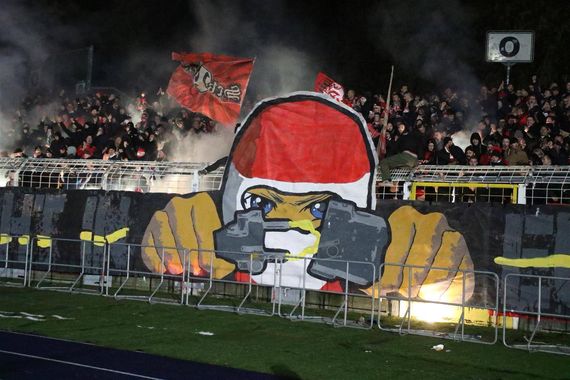 Die Pyroshow der mitgereisten HFC-Fans.<br />Bild: ChemieHalle.de”><figcaption>Die Pyroshow der mitgereisten HFC-Fans.<br />Bild: ChemieHalle.de</figcaption></figure>
<figure><img decoding=