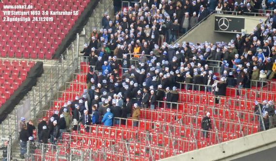 Im Gästeblock blieben zahlreiche Plätze frei. KSC-Fans solidarisierten sich mit den Festgehaltenen und verließen den Block. Von der Polizeimaßnahme sollen etwa 600 KSC-Fans betroffen gewesen sein.<br />Bild: Soke2.de”><figcaption>Im Gästeblock blieben zahlreiche Plätze frei. KSC-Fans solidarisierten sich mit den Festgehaltenen und verließen den Block. Von der Polizeimaßnahme sollen etwa 600 KSC-Fans betroffen gewesen sein.<br />Bild: Soke2.de</figcaption></figure>
<figure><img decoding=