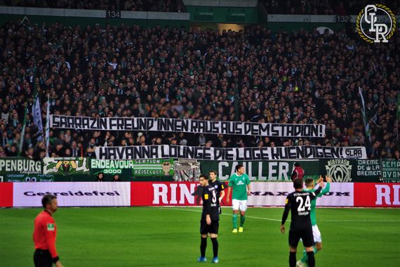 Spruchband der Caillera Ultras zum Thema.<br />Bild: Caillera.net”><figcaption>Spruchband der Caillera Ultras zum Thema.<br />Bild: Caillera.net</figcaption></figure>
<figure><img decoding=