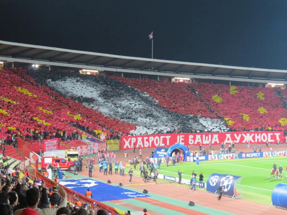 Mit dieser Choreografie erinnerten die Ultras von Roter Stern Belgrad an in Istanbul erstochenen Ultra.<br />    <button type=