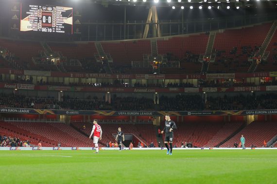 Etwa 700 Eintracht Frankfurt-Fans schafften es gestern trotz doppelter Kontrolle und Gästefanverbot ins Stadion von Arsenal.<br />Bild: privat“><figcaption>Etwa 700 Eintracht Frankfurt-Fans schafften es gestern trotz doppelter Kontrolle und Gästefanverbot ins Stadion von Arsenal.<br />Bild: privat</figcaption></figure>
            </div>

                    </article>

                <section class=