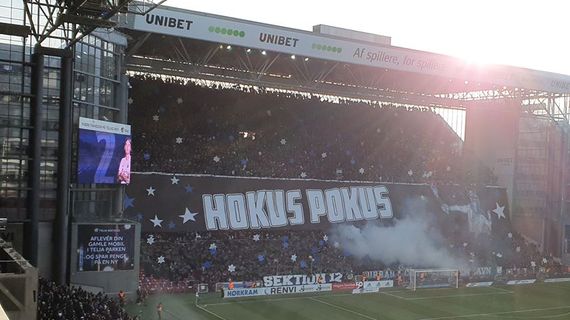 Der 1. Teil der Choreografie der FC Kopenhagen-Fans.<br />Bild: QuotenQanake“><figcaption>Der 1. Teil der Choreografie der FC Kopenhagen-Fans.<br />Bild: QuotenQanake</figcaption></figure>
<figure><img decoding=