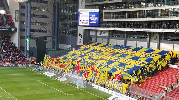 Der 2. Teil der Choreografie der Gästefans.<br />    <button type=