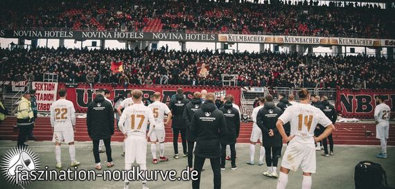 Nach Abpfiff gingen die FCN-Spieler in die Nordkurve.<br />Bild: Faszination-Nordkurve.de”><figcaption>Nach Abpfiff gingen die FCN-Spieler in die Nordkurve.<br />Bild: Faszination-Nordkurve.de</figcaption></figure>
<figure><img decoding=