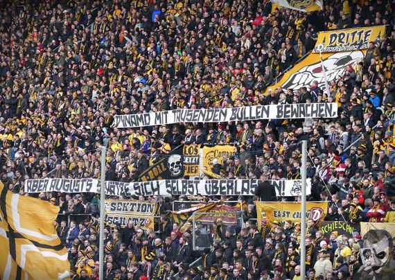 Spruchband der Dynamo-Fans im K-Block.<br />Bild: jokersradeberg.de”><figcaption>Spruchband der Dynamo-Fans im K-Block.<br />Bild: jokersradeberg.de</figcaption></figure>
<figure><img decoding=