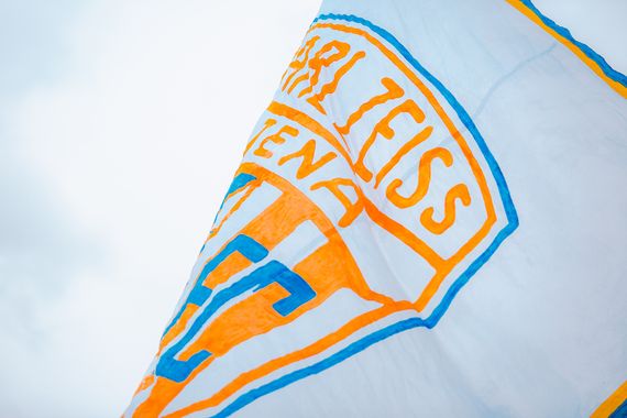 Der FCC will als erster deutscher Verein wegen einer DFB-Strafe vor ein ordentliches Gericht ziehen.<br />Bild: Horda-Azzuro.de”><figcaption>Der FCC will als erster deutscher Verein wegen einer DFB-Strafe vor ein ordentliches Gericht ziehen.<br />Bild: Horda-Azzuro.de</figcaption></figure>
                </div>
                
                <!-- YouTube (Meta-Feld) -->
                
            </div>
        </article>

                <script>
        (function() {
            var root = document.querySelector('.ff-single-news-gallery');
            if (!root) return;
            var slides = root.querySelectorAll('.ff-single-news-gallery-slide');
            var dots = root.querySelectorAll('.ff-single-news-gallery-dot');
            var prev = root.querySelector('.ff-single-news-gallery-prev');
            var next = root.querySelector('.ff-single-news-gallery-next');
            var n = slides.length;
            if (n < 2) return;
            var i = 0;
            function closeAllImgInfo() {
                root.querySelectorAll('.ff-fv-img-info-host.is-info-open').forEach(function(host) {
                    host.classList.remove('is-info-open');
                    var b = host.querySelector('.ff-fv-img-info-btn');
                    var p = host.querySelector('.ff-fv-img-info-panel');
                    if (b) b.setAttribute('aria-expanded', 'false');
                    if (p) p.setAttribute('aria-hidden', 'true');
                });
            }
            function show(idx) {
                closeAllImgInfo();
                i = ((idx % n) + n) % n;
                for (var s = 0; s < n; s++) {
                    if (s === i) slides[s].removeAttribute('hidden'); else slides[s].setAttribute('hidden', '');
                }
                for (var s = 0; s < dots.length; s++) {
                    dots[s].classList.toggle('is-active', s === i);
                    dots[s].setAttribute('aria-selected', s === i ? 'true' : 'false');
                }
            }
            if (prev) prev.addEventListener('click', function() { show(i - 1); });
            if (next) next.addEventListener('click', function() { show(i + 1); });
            for (var d = 0; d < dots.length; d++) {
                (function(di) { dots[di].addEventListener('click', function() { show(di); }); })(d);
            }
        })();
        </script>
        
        <!-- Kommentare -->
                <section class=