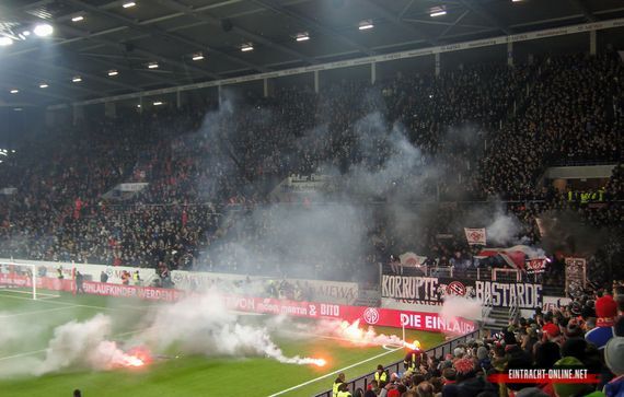 Frankfurter Ultras warfen Pyrotechnik in den Innenraum, weshalb sich der Anpfiff verzögerte.<br />Bild: Eintracht-Online.net”><figcaption>Frankfurter Ultras warfen Pyrotechnik in den Innenraum, weshalb sich der Anpfiff verzögerte.<br />Bild: Eintracht-Online.net</figcaption></figure>
<figure><img decoding=