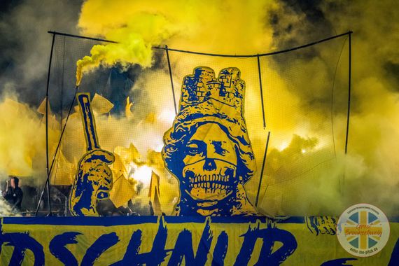 Die Brunonia mit einer Rauchfackel in der Hand.<br />Bild: enter-the-pitch.de”><figcaption>Die Brunonia mit einer Rauchfackel in der Hand.<br />Bild: enter-the-pitch.de</figcaption></figure>
<figure><img decoding=