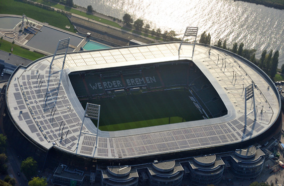 Werder Bremen muss die Polizeikosten bei Risikospielen selbst bezahlen.<br />Bild: Euroluftbild.de”><figcaption>Werder Bremen muss die Polizeikosten bei Risikospielen selbst bezahlen.<br />Bild: Euroluftbild.de</figcaption></figure>
                </div>
                
                <!-- YouTube (Meta-Feld) -->
                
            </div>
        </article>

                <script>
        (function() {
            var root = document.querySelector('.ff-single-news-gallery');
            if (!root) return;
            var slides = root.querySelectorAll('.ff-single-news-gallery-slide');
            var dots = root.querySelectorAll('.ff-single-news-gallery-dot');
            var prev = root.querySelector('.ff-single-news-gallery-prev');
            var next = root.querySelector('.ff-single-news-gallery-next');
            var n = slides.length;
            if (n < 2) return;
            var i = 0;
            function closeAllImgInfo() {
                root.querySelectorAll('.ff-fv-img-info-host.is-info-open').forEach(function(host) {
                    host.classList.remove('is-info-open');
                    var b = host.querySelector('.ff-fv-img-info-btn');
                    var p = host.querySelector('.ff-fv-img-info-panel');
                    if (b) b.setAttribute('aria-expanded', 'false');
                    if (p) p.setAttribute('aria-hidden', 'true');
                });
            }
            function show(idx) {
                closeAllImgInfo();
                i = ((idx % n) + n) % n;
                for (var s = 0; s < n; s++) {
                    if (s === i) slides[s].removeAttribute('hidden'); else slides[s].setAttribute('hidden', '');
                }
                for (var s = 0; s < dots.length; s++) {
                    dots[s].classList.toggle('is-active', s === i);
                    dots[s].setAttribute('aria-selected', s === i ? 'true' : 'false');
                }
            }
            if (prev) prev.addEventListener('click', function() { show(i - 1); });
            if (next) next.addEventListener('click', function() { show(i + 1); });
            for (var d = 0; d < dots.length; d++) {
                (function(di) { dots[di].addEventListener('click', function() { show(di); }); })(d);
            }
        })();
        </script>
        
        <!-- Kommentare -->
                <section class=