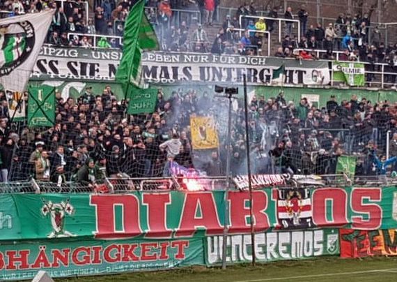 Die geklaute Zaunfahne wurde auf dem Norddamm verbrannt.<br />Bild: inferno_obstsalat”><figcaption>Die geklaute Zaunfahne wurde auf dem Norddamm verbrannt.<br />Bild: inferno_obstsalat</figcaption></figure>
<figure><img decoding=