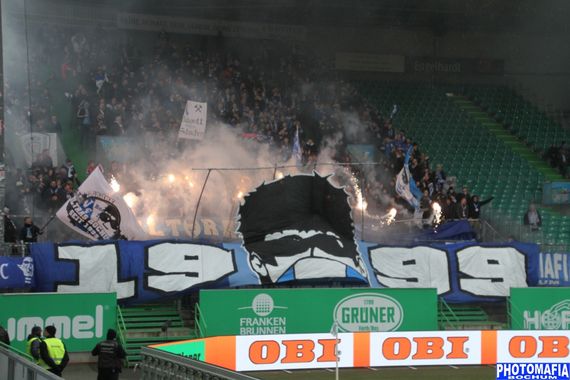 Die Pyroaktion der Ultras Bochum.<br />Bild: Photomafia-Bochum.de”><figcaption>Die Pyroaktion der Ultras Bochum.<br />Bild: Photomafia-Bochum.de</figcaption></figure>
<figure><img decoding=